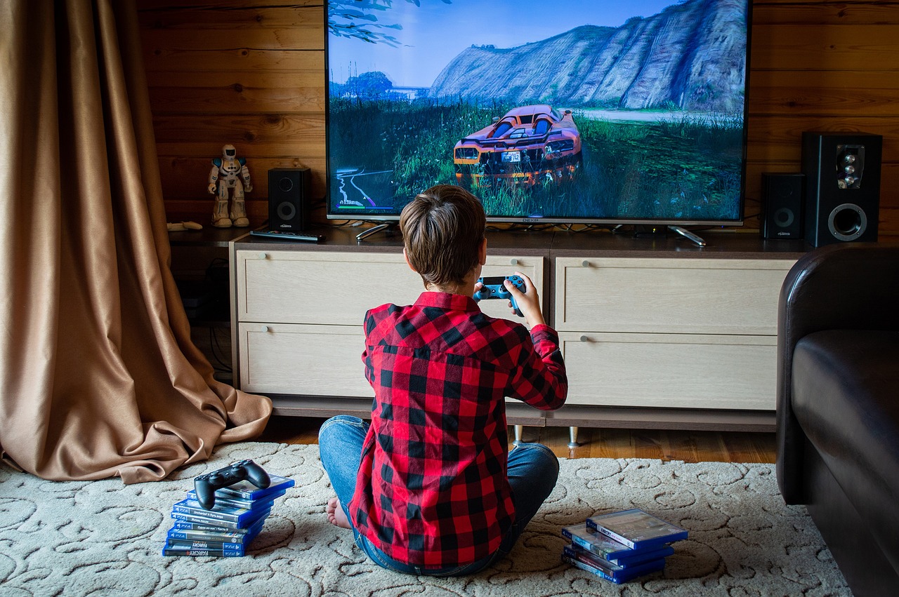 I syn rád hraje playstation.