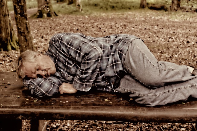 bezdomovec na lavičce v parku.jpg