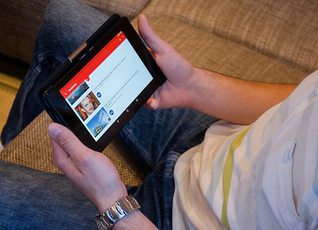 sledování youtube na tabletu