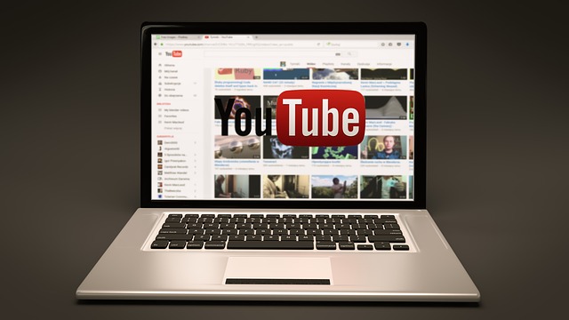 notebook ze zapnutým youtubem
