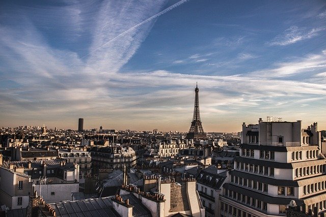 střechy domů s výhledem na Eiffelovu věž