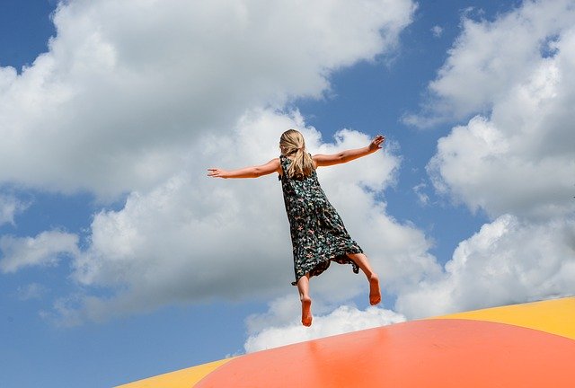 holčička skákající na trampolíně