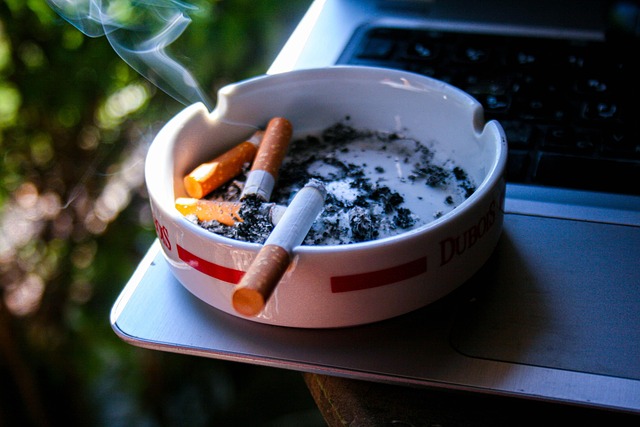Někdo kouří cigarety a někdo vodní dýmku.