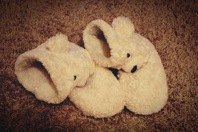 přezůvky na koberci